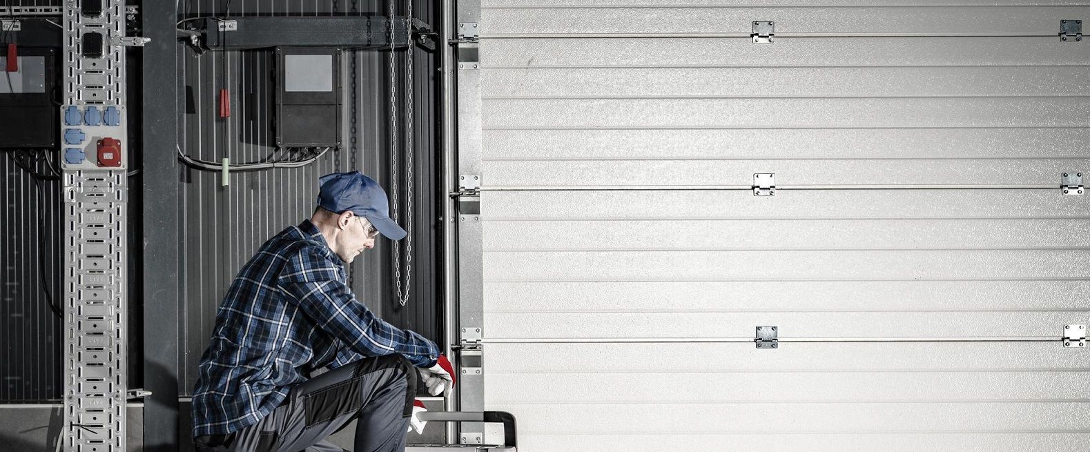 Garage Door Repair vs Replacement Guide