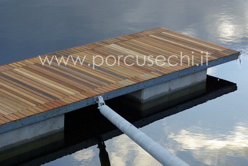 piattaforma galleggiante di legno
