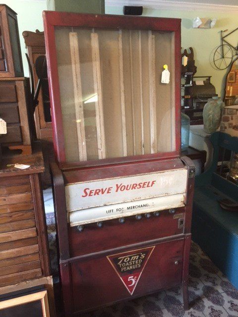 Tom's Toasted Peanuts Machine with key