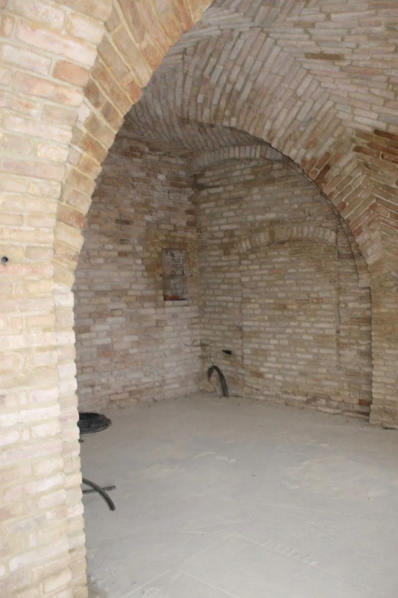 stanza con muri in pietra e volte ad arco