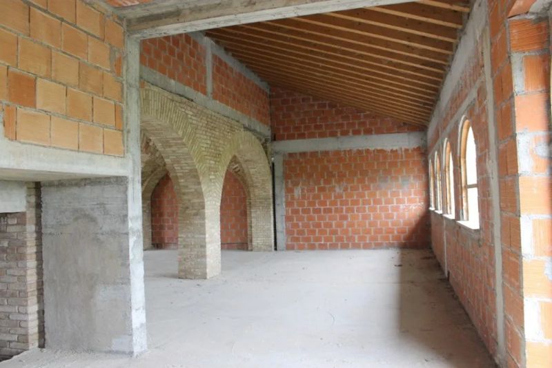 struttura abitativa in costruzione con archi in pietra