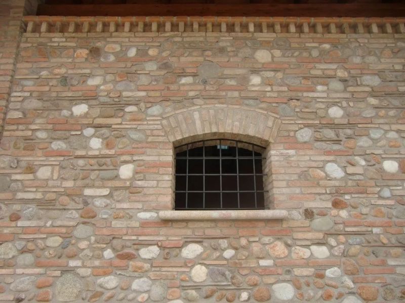 finestra con grata in edificio storico in pietra