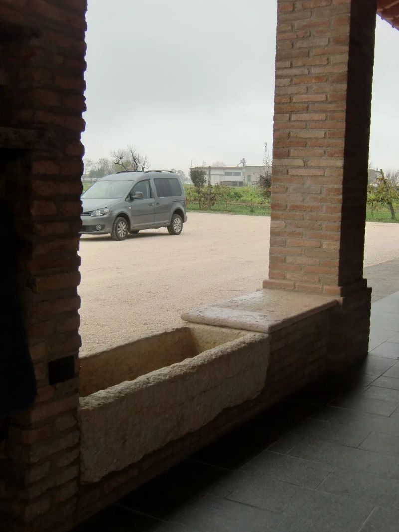 colonne in mattoncini di un edificio storico