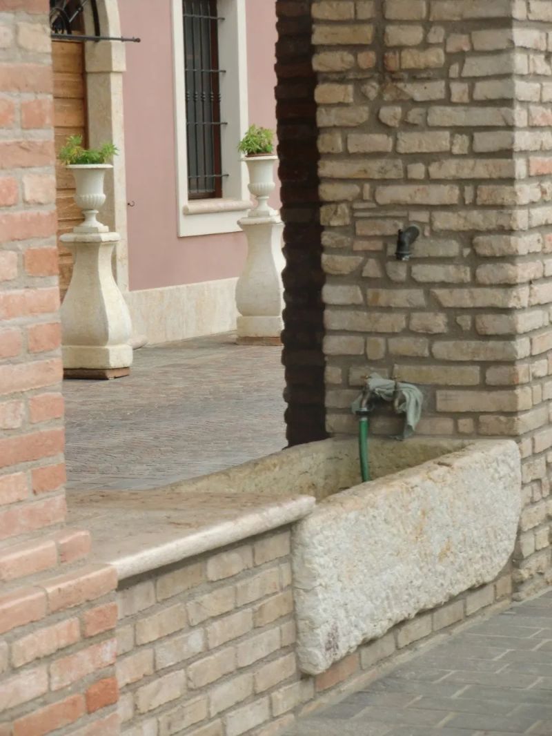 antico lavatoio in pietra ristrutturato