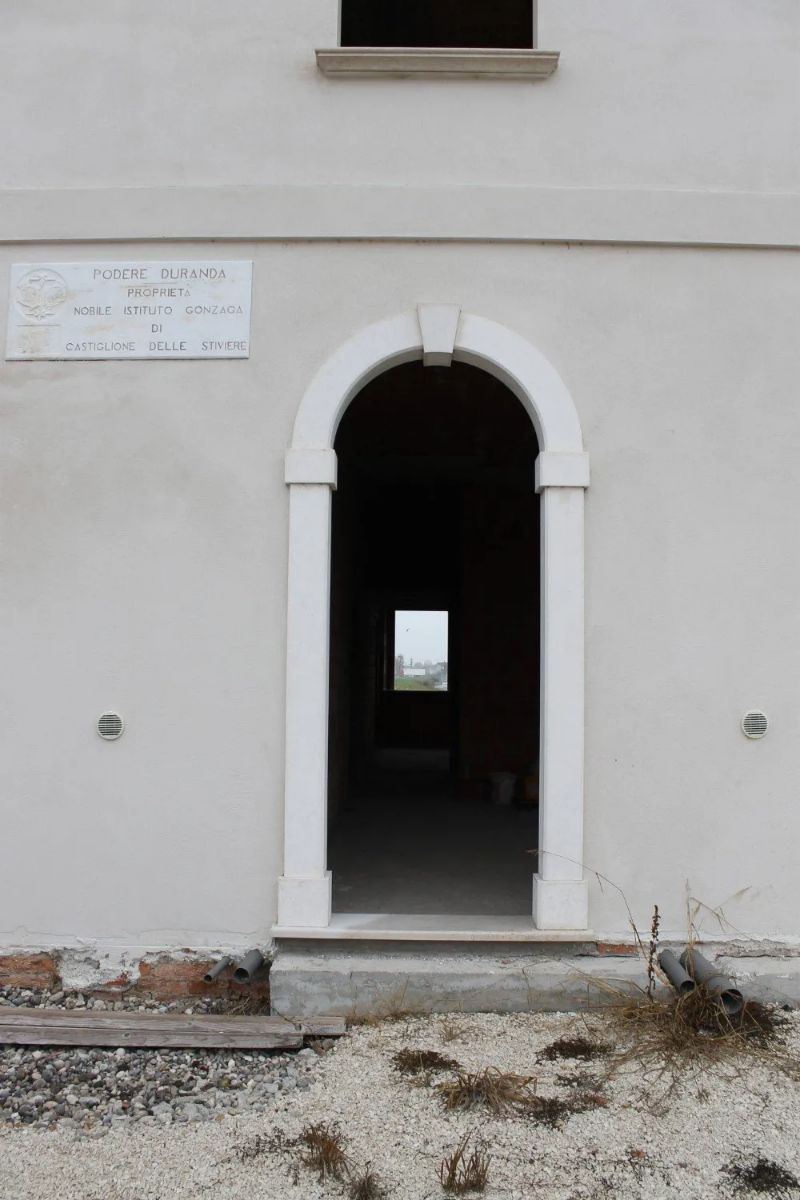 porta ad arco di edificio storico