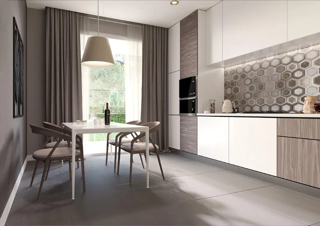 cucina con mobili bianchi e color legno chiaro