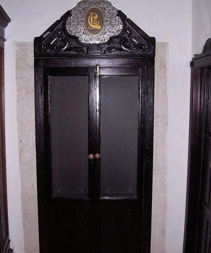 Porta antica con particolari in vetro decorato