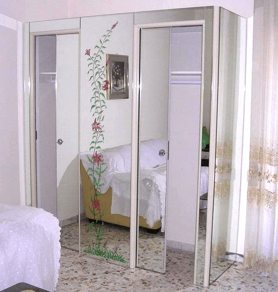 Piccola cabina armadio ricoperta in specchio