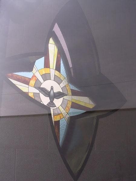 Finestra cappella gentilizia con vetrata Tiffany