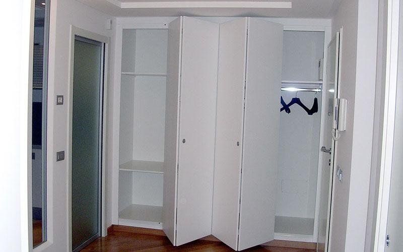 Guardaroba in legno laccato con ante a libro