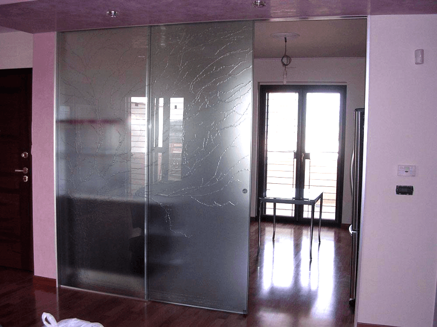 vetrata con due ante trascinamento