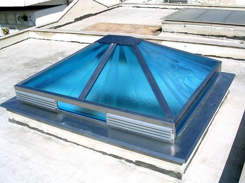 Lucernario in acciaio e vetri smerigliati con sfumature