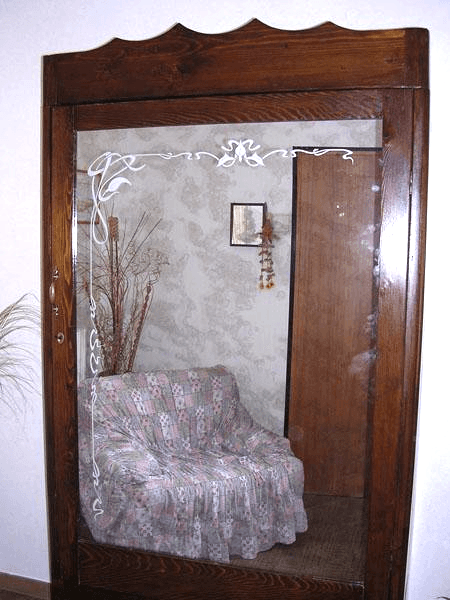 Anta armadio con specchio antichizzato decorato