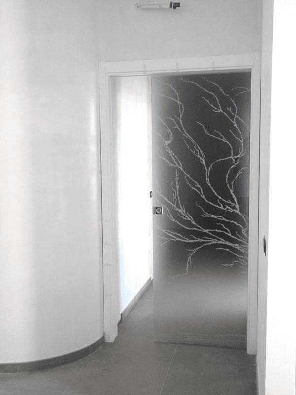 porta a scomparsa decorata