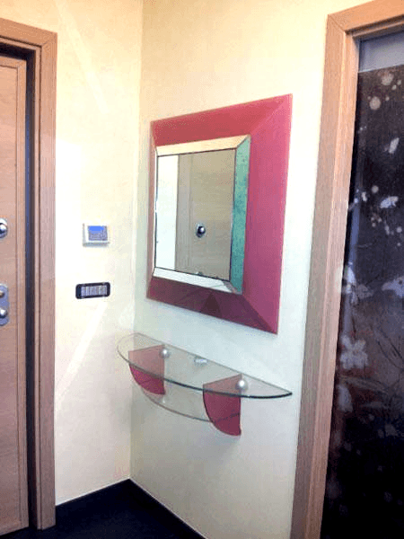 Consolle in cristallo con specchio colorato e illuminato