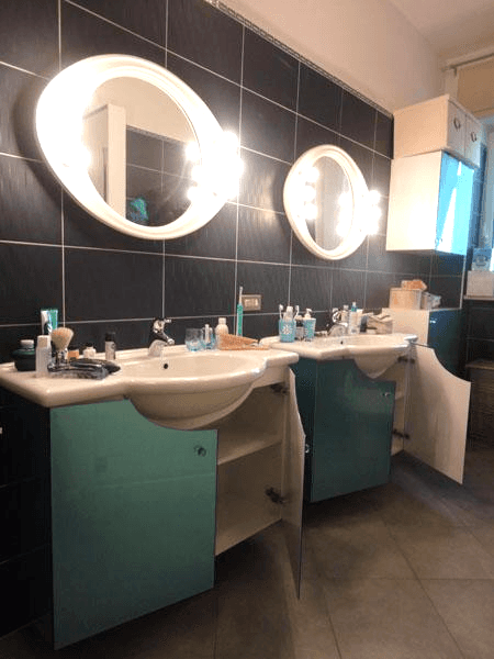 Mobili in cristallo retrolaccato con lavabo incassato