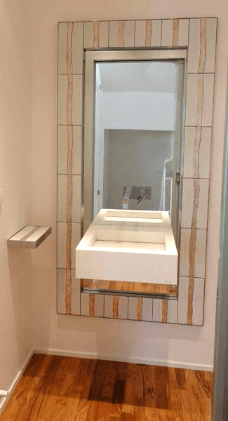 Specchiera con lavabo sospeso e incassato