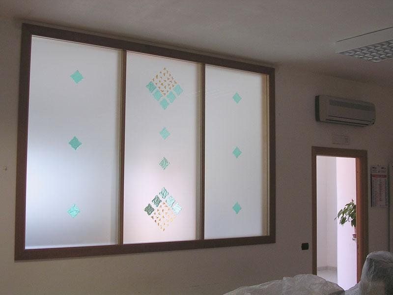 Decoro inciso e colorato