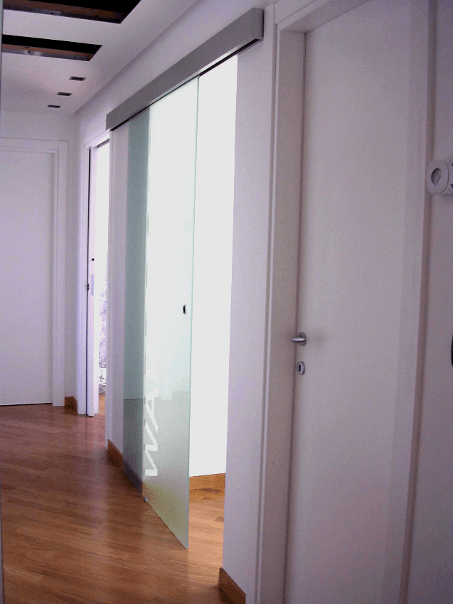 porta con mantovana in alluminio