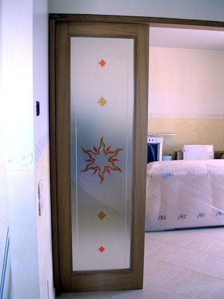 Decoro inciso e colorato