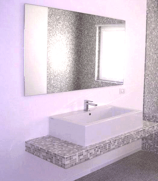 Specchio appeso tramite telaio nascosto