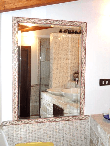 Specchio bisellato e incassato