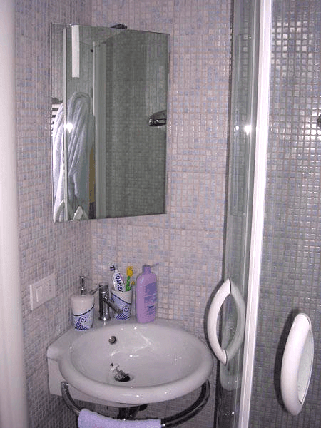 Mobiletto angolare con anta apribile