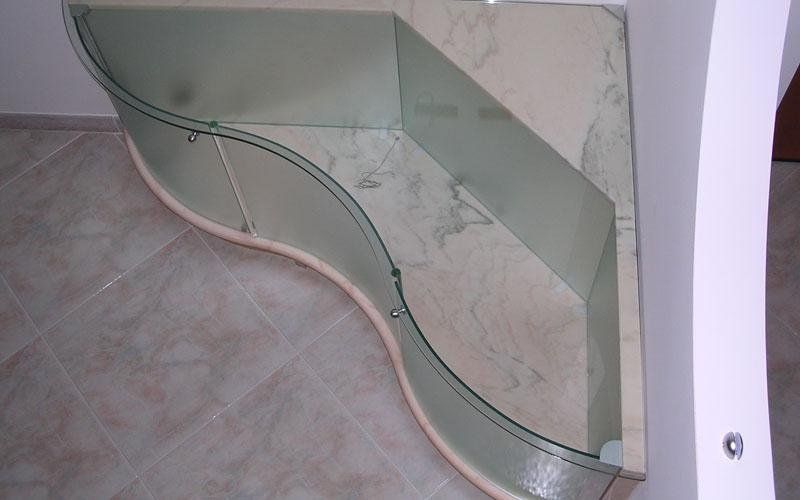 Mobile in marmo e cristallo sagomato e curvo