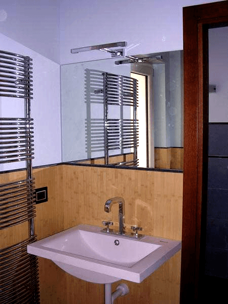 Specchio con telaio nascosto e faretto