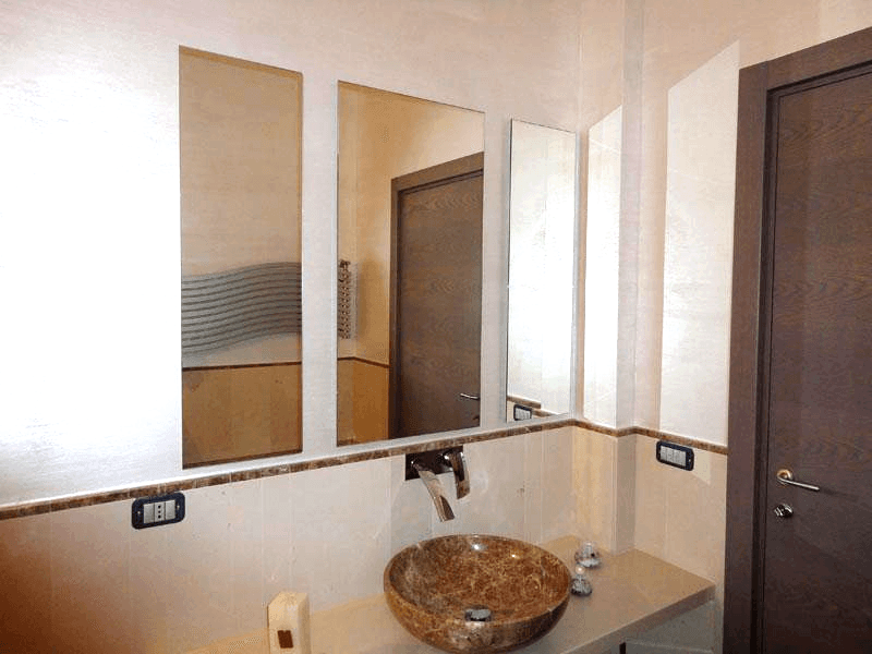 Specchio modulare con telaio nascosto