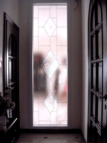 Vetrata Tiffany con inserti colorati