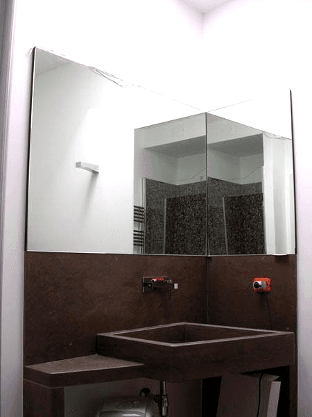 Specchio ad angolo con telaio nascosto