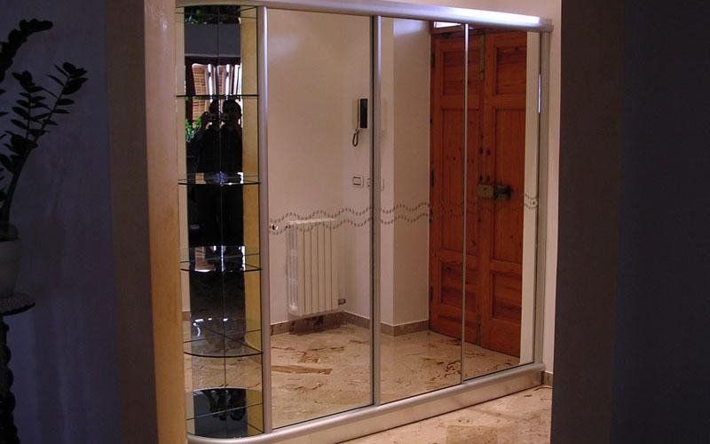 Guardaroba in alluminio e specchio decorato