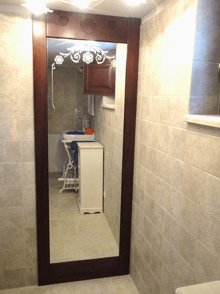 Anta apribile ricoperta con specchio decorato