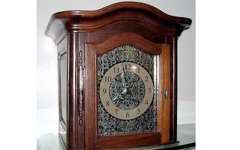 Orologio in specchio decorato