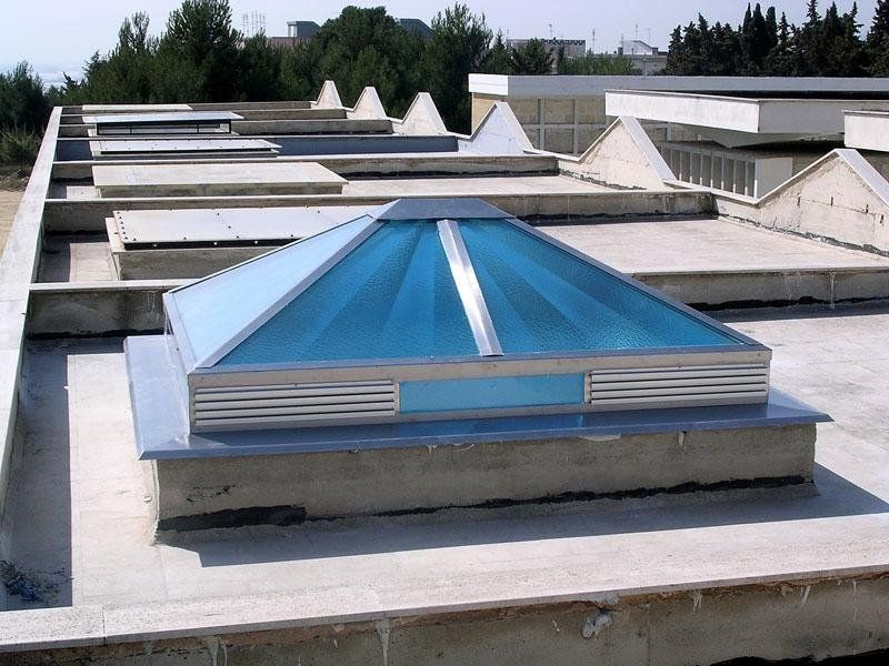 Lucernario in acciaio e vetri smerigliati con sfumature