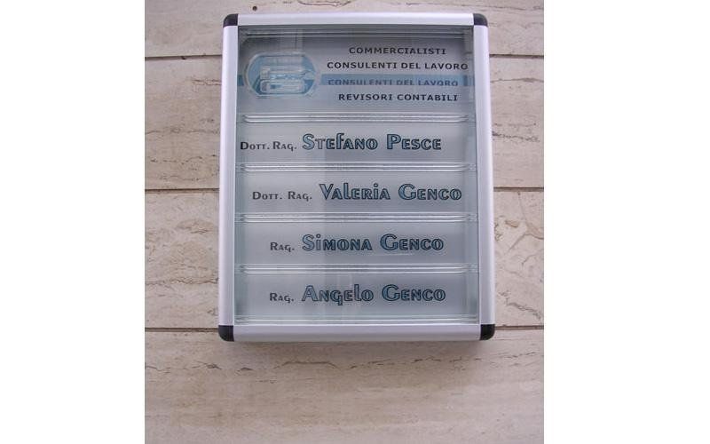 Insegna da esterno illuminata