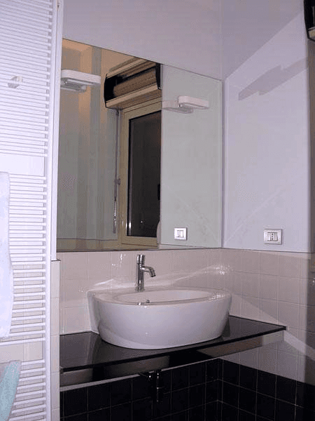 Specchio con faretti e telaio nascosto