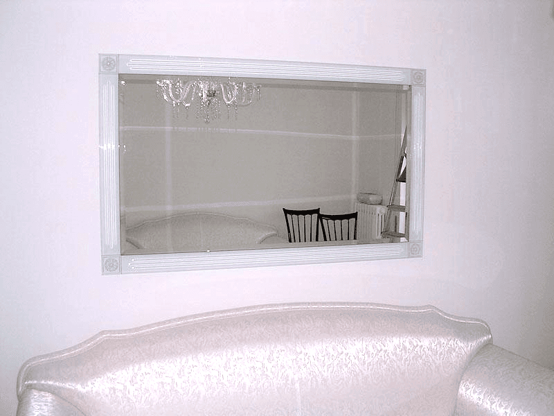 Specchiera a muro con cornice satinata e incisa