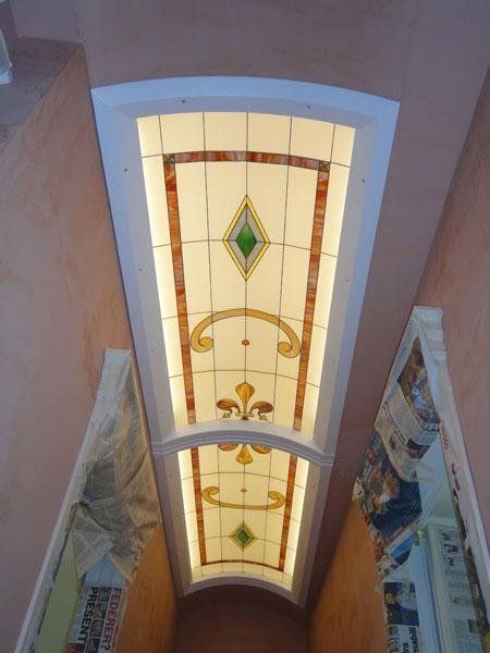 Vetrata Tiffany curva e illuminata