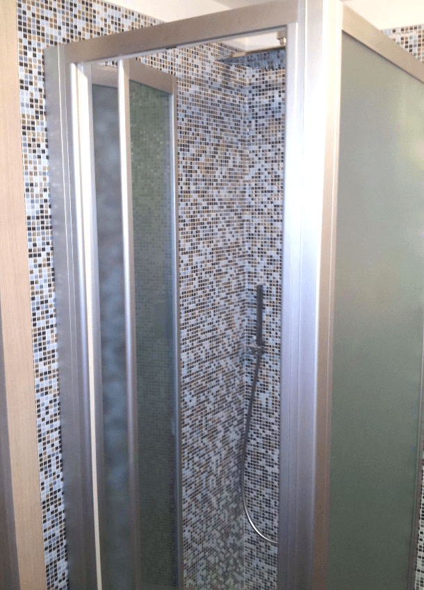 box doccia apertura a libro ad angolo