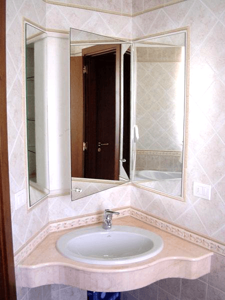 Mobiletto incassato con anta apribile