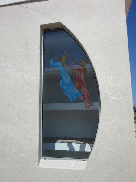 Decoro colorato su vetro trasparente