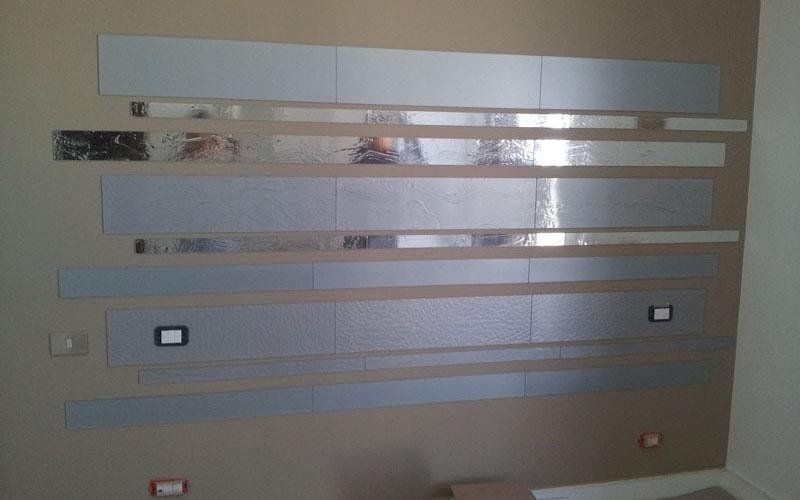 Rivestimento parete con vetri riflettenti e argentati