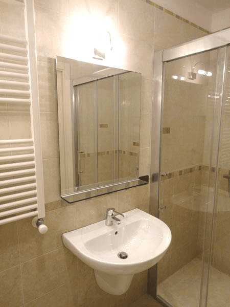 Specchio con telaio nascosto e mensola