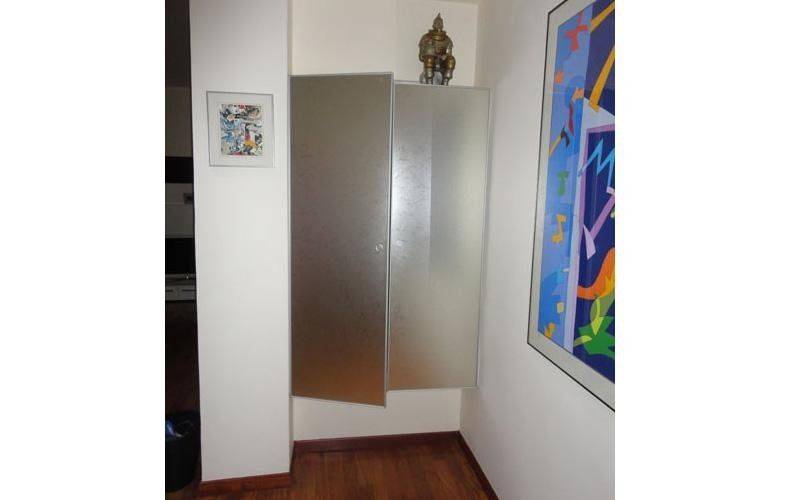 Guardaroba ingresso con antine in specchio satinato