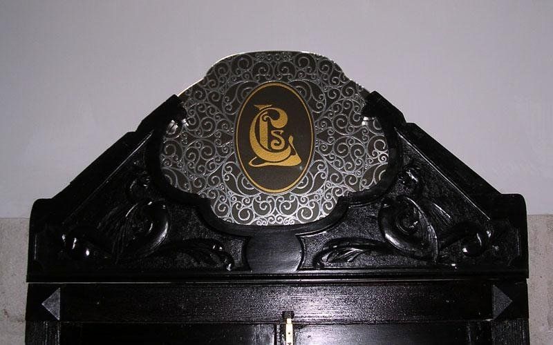 Porta antica con particolari in vetro decorato