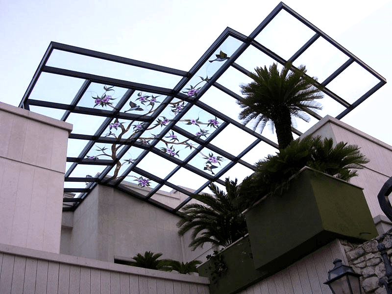 Tettoia con pannelli realizzati con tecnica Tiffany