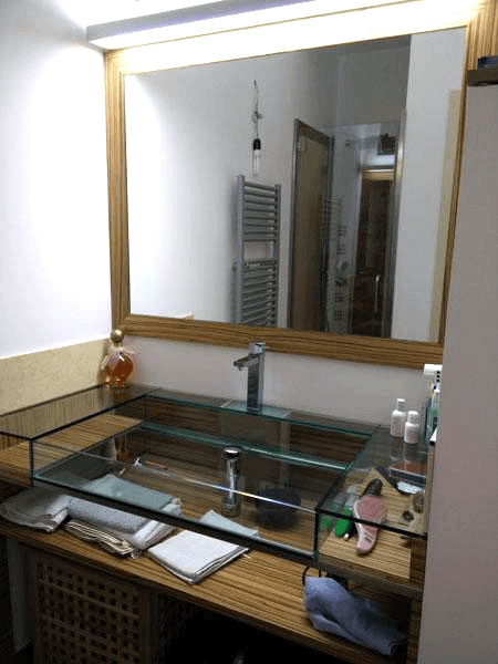 Specchio con cornice in legno