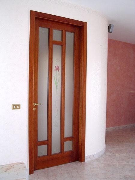 Decoro inciso e colorato